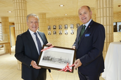 Von rechts: Nationalratspräsident Wolfgang Sobotka (ÖVP) überreicht ein Gastgeschenk an den Landtagspräsidenten Albert Frick im Lichtensteinischen Landtag in Vaduz