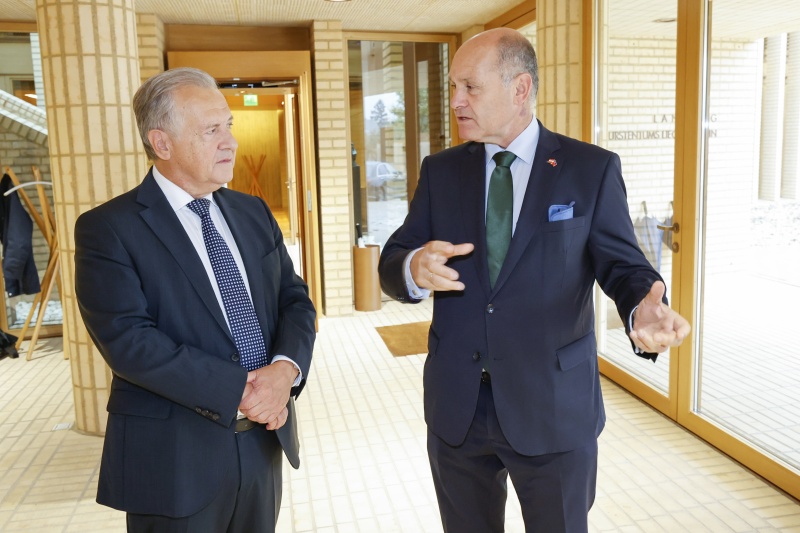 Von rechts: Nationalratspräsident Wolfgang Sobotka (ÖVP), Landtagspräsident Albert Frick im Lichtensteinischen Landtag in Vaduz