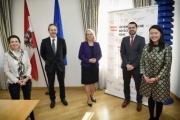 Treffen mit OSZE-BeobachterInnen von links: Ophelia Zenz, Botschafter Gernot Pfandler, Zweite Nationalratspräsidentin Doris Bures (SPÖ), Dominik Rastinger, Zhongwei Sun