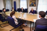 Zweite Nationalratspräsidentin Doris Bures (SPÖ) bei einem Treffen mit OSZE-BeobachterInnen aus Österreich, links im Bild Botschafter Gernot Pfandler