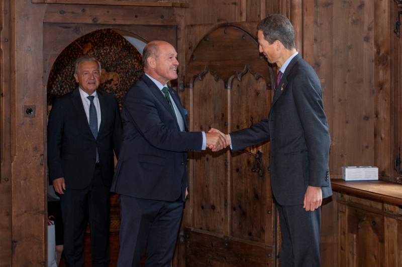 Von rechts: Erbprinz Alois von und zu Liechtenstein empfängt in Stellvertretung von S.D. Fürst Hans-Adam II. Nationalratspräsident Wolfgang Sobotka (ÖVP) zur Ordensverleihung auf Schloss Vaduz.