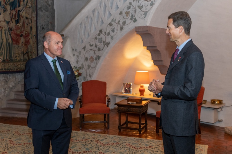Von rechts: Erbprinz Alois von und zu Liechtenstein empfängt in Stellvertretung von S.D. Fürst Hans-Adam II. Nationalratspräsident Wolfgang Sobotka (ÖVP) zur Ordensverleihung auf Schloss Vaduz.