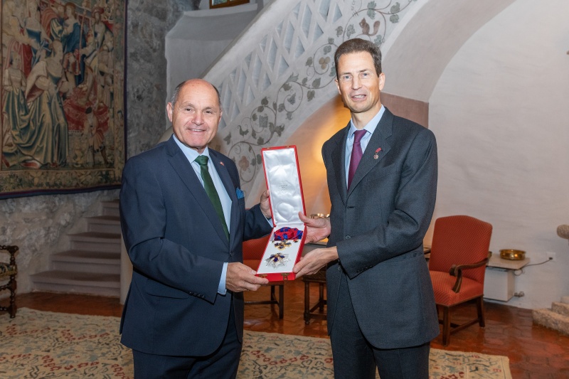 Von rechts: Erbprinz Alois von und zu Liechtenstein empfängt in Stellvertretung von S.D. Fürst Hans-Adam II. Nationalratspräsident Wolfgang Sobotka (ÖVP) zur Ordensverleihung auf Schloss Vaduz.  Dem Geehrten wurde aufgrund seiner besonderen Verdienste um die Beziehungen zwischen Österreich und Liechtenstein, insbesondere auf parlamentarischer Ebene und im Bereich Inneres, das Grosskreuz mit Brillanten des Fürstlich Liechtensteinischen Verdienstordens verliehen.