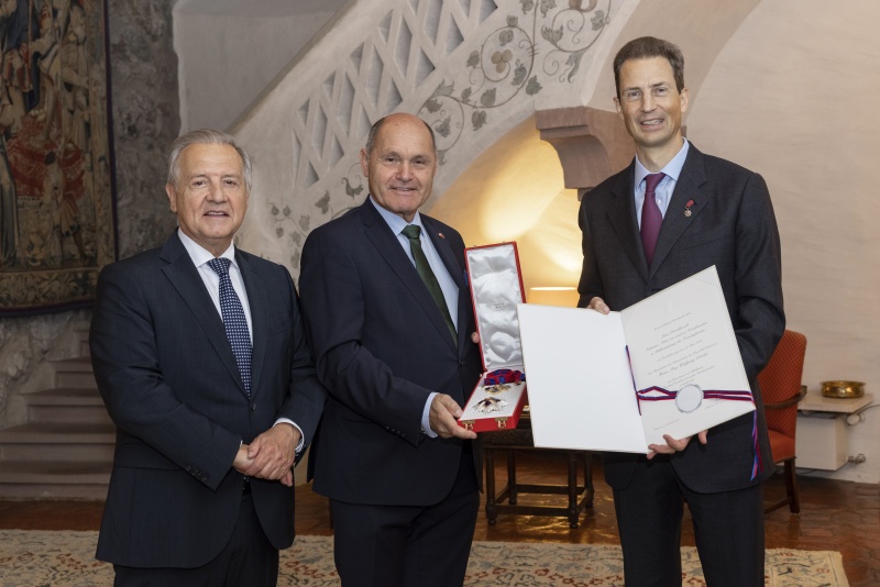 Von rechts: Erbprinz Alois von und zu Liechtenstein empfängt in Stellvertretung von S.D. Fürst Hans-Adam II. Nationalratspräsident Wolfgang Sobotka (ÖVP) zur Ordensverleihung auf Schloss Vaduz.  Dem Geehrten wurde aufgrund seiner besonderen Verdienste um die Beziehungen zwischen Österreich und Liechtenstein, insbesondere auf parlamentarischer Ebene und im Bereich Inneres, das Grosskreuz mit Brillanten des Fürstlich Liechtensteinischen Verdienstordens verliehen. Auf dem Bild von links: Landtagspräsident Albert Frick, Nationalratspräsident Wolfgang Sobotka (ÖVP)  und  Erbprinz Alois von und zu Liechtenstein
