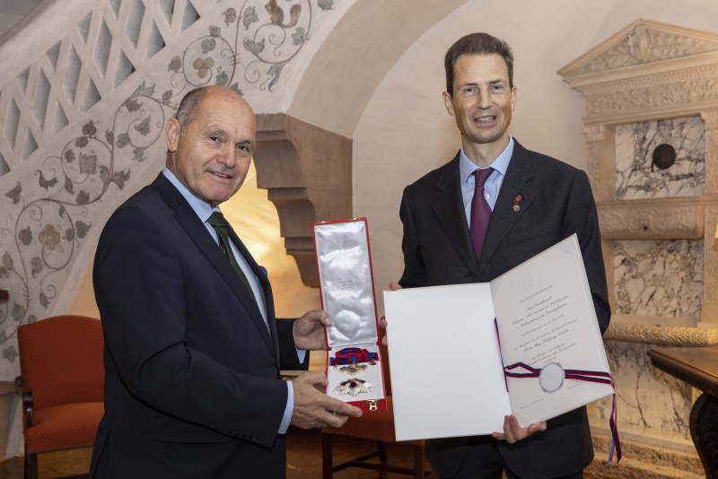 Von rechts: Erbprinz Alois von und zu Liechtenstein empfängt in Stellvertretung von S.D. Fürst Hans-Adam II. Nationalratspräsident Wolfgang Sobotka (ÖVP) zur Ordensverleihung auf Schloss Vaduz.  Dem Geehrten wurde aufgrund seiner besonderen Verdienste um die Beziehungen zwischen Österreich und Liechtenstein, insbesondere auf parlamentarischer Ebene und im Bereich Inneres, das Grosskreuz mit Brillanten des Fürstlich Liechtensteinischen Verdienstordens verliehen.
