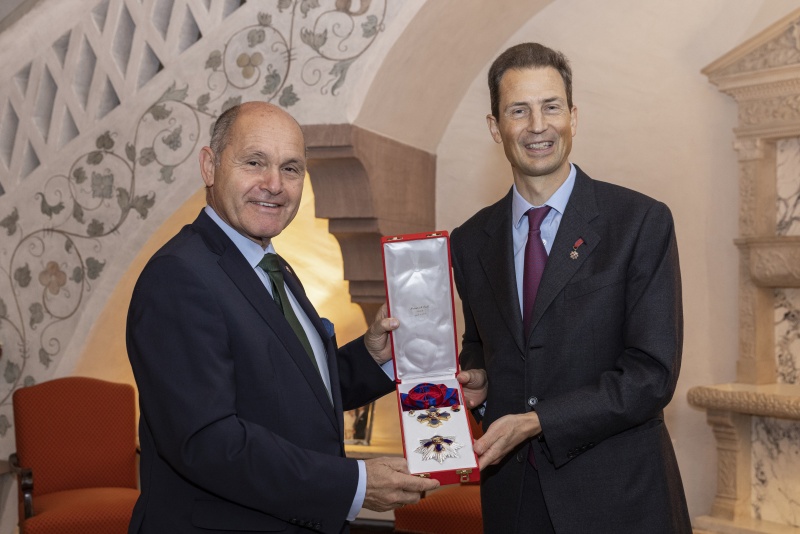 Von rechts: Erbprinz Alois von und zu Liechtenstein empfängt in Stellvertretung von S.D. Fürst Hans-Adam II. Nationalratspräsident Wolfgang Sobotka (ÖVP) zur Ordensverleihung auf Schloss Vaduz.  Dem Geehrten wurde aufgrund seiner besonderen Verdienste um die Beziehungen zwischen Österreich und Liechtenstein, insbesondere auf parlamentarischer Ebene und im Bereich Inneres, das Grosskreuz mit Brillanten des Fürstlich Liechtensteinischen Verdienstordens verliehen.