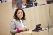 Am Rednerpult Nationalratsabgeordnete Cornelia Ecker (SPÖ)
