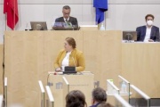 Am Rednerpult Nationalratsabgeordnete Carina Reiter (ÖVP)