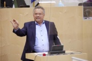 Am Rednerpult Nationalratsabgeordneter Gerald Hauser (FPÖ)