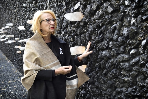 Zweite Nationalratspräsidentin Doris Bures (SPÖ) bei der Klagemauer aus Kristall