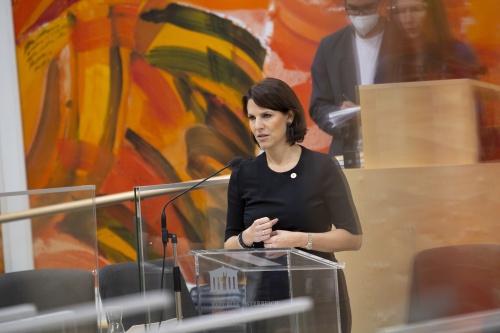 Am Rednerpult: Europaministerin Karoline Edtstadler (ÖVP)