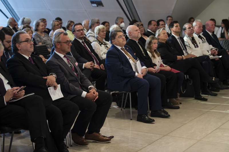 Erste Reihe von links: Bischof Michael Chalupka, Dritter Nationalratspräsident Norbert Hofer (FPÖ), Botschafter von Rumänien in der Republik Österreich Emil Hurezeanu, Kirchenrat Stefan Cosoroaba, Dritte Nationalratspräsidentin a.D. Anneliese Kitzmüller, Nationalratsabgeordneter Hannes Amesbauer (FPÖ), Veranstaltungsteilnehmer