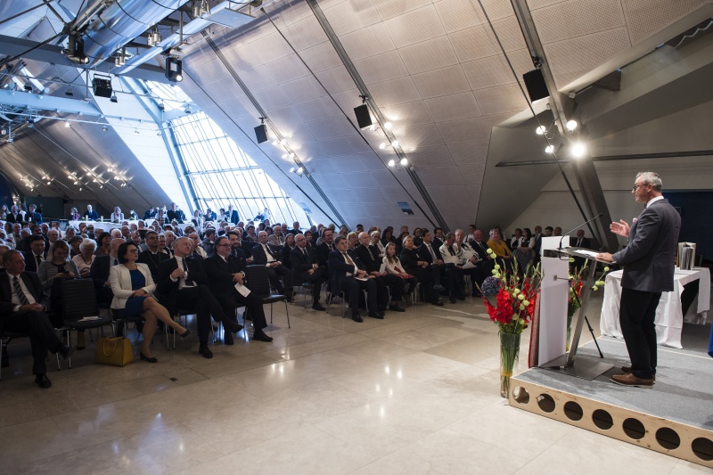 Begrüßung ddurch den Dritten Nationalratspräsidenten Norbert Hofer (FPÖ). Blick Richtung VeranstaltungsteilnehmerInnen