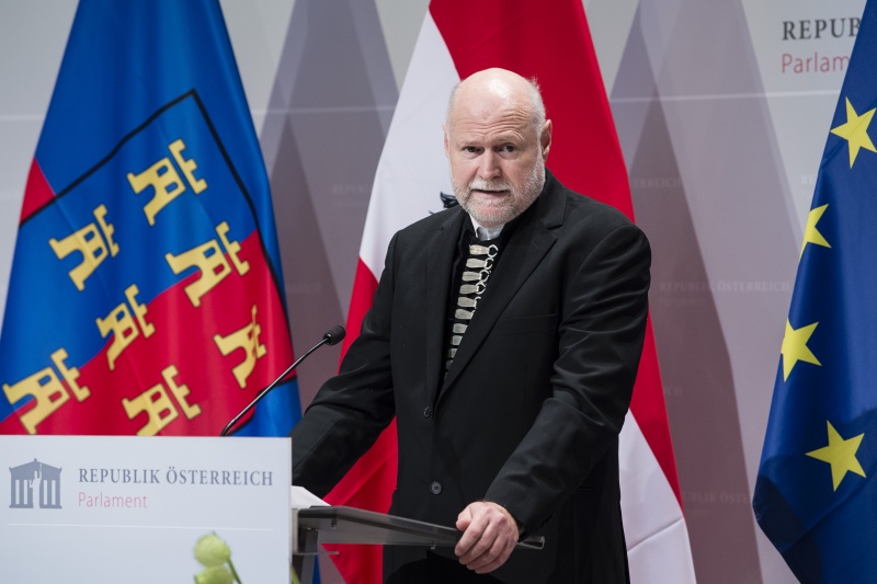 Am Rednerpult: Kirchenrat Stefan Cosoroaba überbringt seine Grußbotschaft