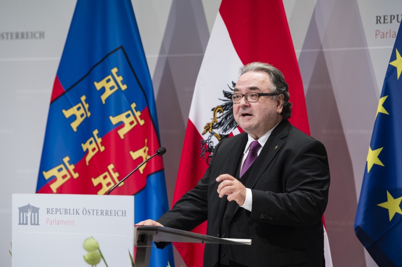 Am Rednerpult: Bischof Michael Chalupka überbringt seine Grußbotschaft