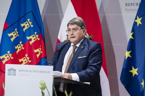 Am Rednerpult: Botschafter von Rumänien in der Republik Österreich Emil Hurezeanu überbringt seine Grußbotschaft