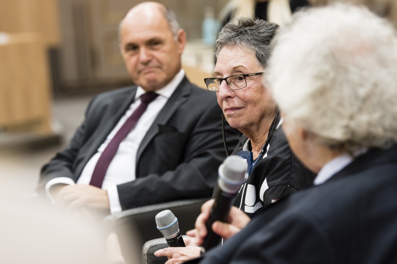 Bildmitte: Hans Kelsens Enkelin Anne Feder Lee . Im Hintergrund: Nationalratspräsident Wolfgang Sobotka (ÖVP)