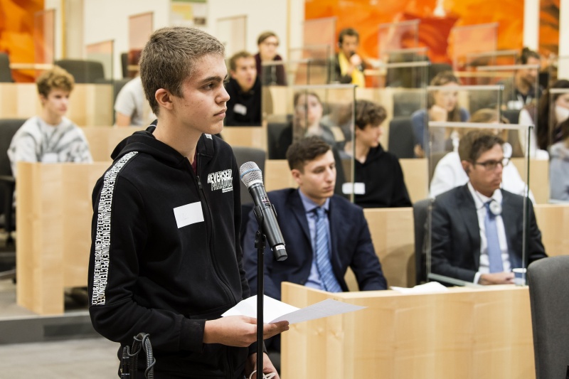 Schüler stellen ihre Fragen an die Teilnehmer am Podium