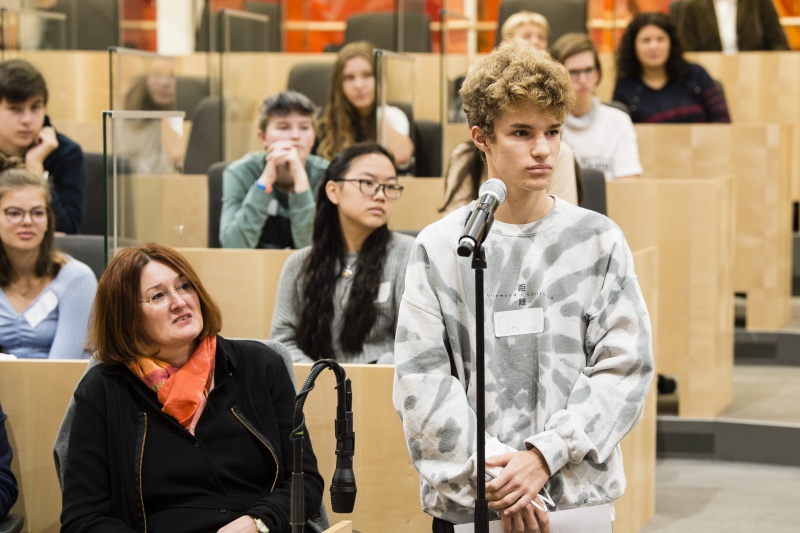 Schüler stellen ihre Fragen an die Teilnehmer am Podium