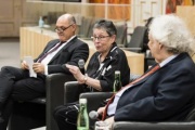 Am Podium von links: Nationalratspräsident Wolfgang Sobotka (ÖVP), Hans Kelsens Enkelin Anne Feder Lee, Historiker Peter Dusek