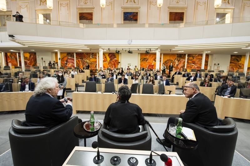 Blick Richtung VeranstaltungsteilnehmerInnen. Im Vordergrund am Podium von rechts: Nationalratspräsident Wolfgang Sobotka (ÖVP),Hans Kelsens Enkelin Anne Feder Lee, Historiker Peter Dusek
