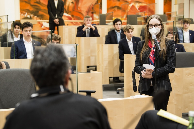 Schüler stellen ihre Fragen an die Teilnehmer am Podium