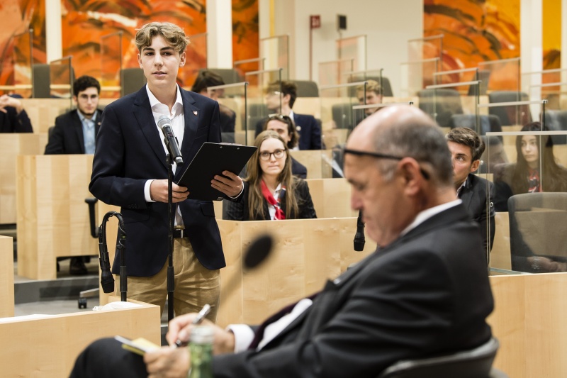 Schüler stellen ihre Fragen an die Teilnehmer am Podium