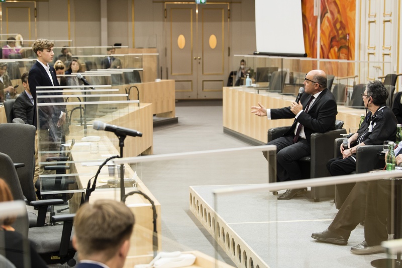 Blick Richtung VeranstaltungsteilnehmerInnen. Am Podium von links: Nationalratspräsident Wolfgang Sobotka (ÖVP), Hans Kelsens Enkelin Anne Feder Lee