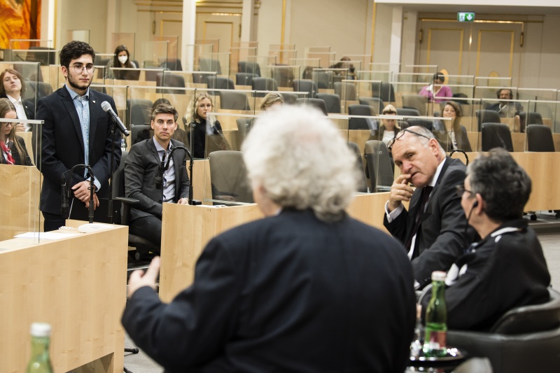 Schüler stellen ihre Fragen an die Teilnehmer am Podium