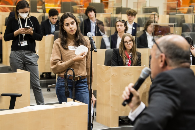 Schüler stellen ihre Fragen an die Teilnehmer am Podium