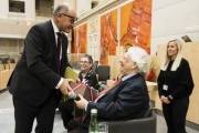 Nationalratspräsident Wolfgang Sobotka (ÖVP) übergibt Geschenke anHistoriker Peter Dusek