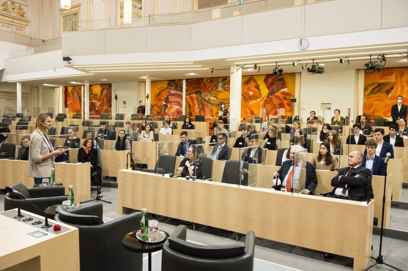 Blick Richtung VeranstaltungsteilnehmerInnen .Erste Reihe von links: Hans Kelsens Enkelin Anne Feder Lee, Historiker Peter Dusek, Nationalratspräsident Wolfgang Sobotka (ÖVP)