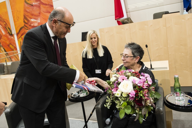 Nationalratspräsident Wolfgang Sobotka (ÖVP) bei der Übergabe von Gastgeschenken an Hans Kelsens Enkelin Anne Feder Lee