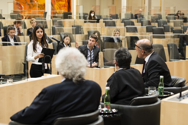 Schüler stellen ihre Fragen an die Teilnehmer am Podium