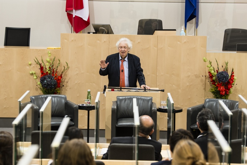 Am Rednerpult: Historiker Peter Dusek bei seiner Ansprache