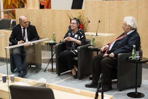 Am Podium von links: Nationalratspräsident Wolfgang Sobotka (ÖVP), Hans Kelsens Enkelin Anne Feder Lee, Historiker Peter Dusek