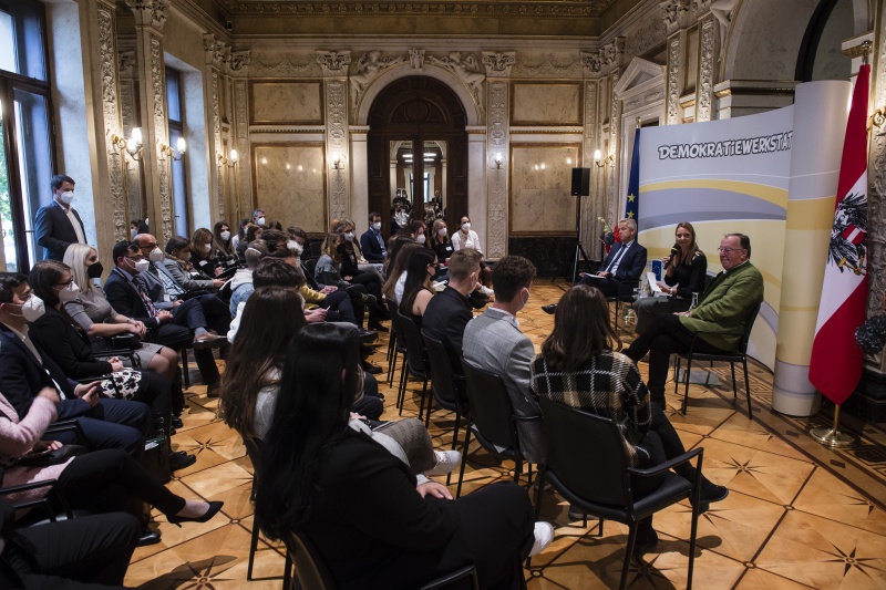 Am Podium von links: Nationalratsabgeordneter Reinhold Lopatka (ÖVP), Mederatorin Katharina Kramer, Bundesrat Ernest Schwindsackl (ÖVP)