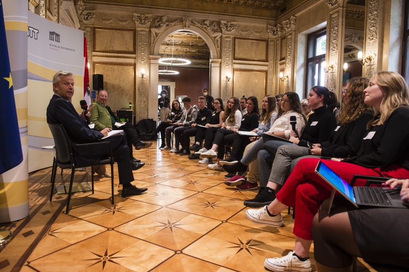 Am Podium von links: Nationalratsabgeordneter Reinhold Lopatka (ÖVP), Bundesrat Ernest Schwindsackl (ÖVP)