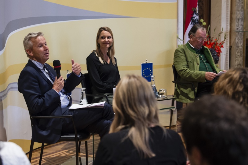 Am Podium von links: Nationalratsabgeordneter Reinhold Lopatka (ÖVP), Mederatorin Katharina Kramer, Bundesrat Ernest Schwindsackl (ÖVP)