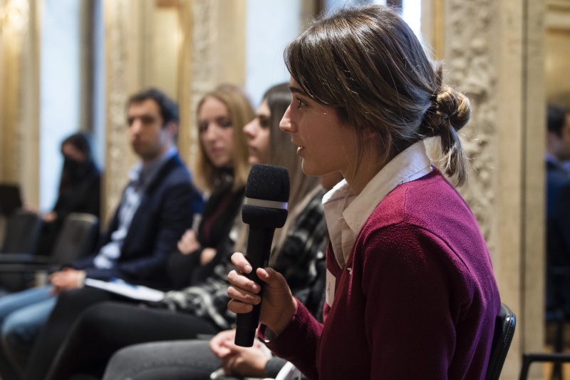 Schülerin stellt Frage an das Podium
