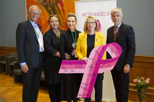 Gruppenfoto von li: Paul Sevelda, Präsident der Österreichischen Krebshilfe, Metamädel, Zweite Nationalratspräsidentin Doris Bures (SPÖ), Parlamentsdirektor Harald Dossi