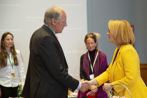 Begrüßung von li: Paul Sevelda, Präsident der Österreichischen Krebshilfe, Zweite Nationalratspräsidentin Doris Bures (SPÖ)