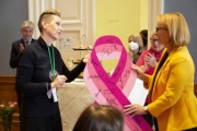 Metamädel Claudia Altmann-Pospischek übergibt den Pink Ribbon an die Zweite Nationalratspräsidentin Doris Bures (SPÖ)