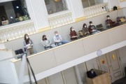 Studierende verfolgen die Sitzung von der Medien- und Besuchergalerie