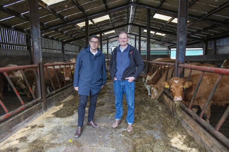 BRP Peter Raggl und David Brown, stellvertretender Präsident der Ulster Farmer´s Union im Stall von David Brown in Nord Irland