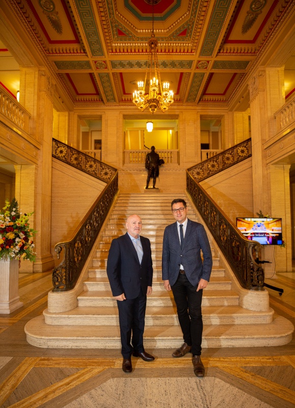 Alex Maskey, Präsident des Nordirischen Parlaments und BRP Peter Raggl  im Nordirischen Parlament in Belfast