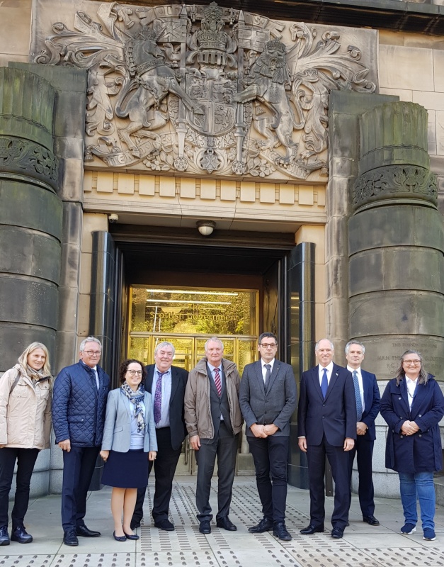 Die Delegation des Bundesrates vor dem Gebäude der Schottischen Regierung in Edinburgh mit Scott Wightman, Direktor für Außenbeziehungen der schottischen Regierung. Vlnr Elisabeth GROSSMANN Bundesrätin (SPÖ), Karl BADER.Vorsitzender der Bundesratsfraktion der ÖVP; Christine SCHWARZ-FUCHS (ÖVP), Bundesratsvizepräsidentin; Malcolm ROUGHEAD, Chief Executive of Visit Scotland,  Günther NOVAK, Bundesratsvizepräsident (SPÖ); Peter RAGGL, Bundesratspräsident (ÖVP); Scott WIGHTMAN, Direktor für Außenbeziehungen der schottischen Regierung; Colin COOK, Director for Economic Development,  Claudia HAUSCHILDT-BUSCHBERGER, Bundesrätin (Grüne).