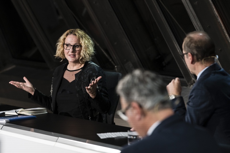 Von links: Österreichische Rätin für Robotik und Künstliche Intelligenz Sabine Köszeg, Moderator Gerald Groß