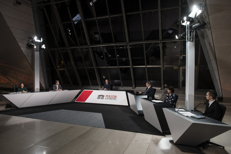 Von links: Nationalratsabgeordnete Maria Theresia Niss (ÖVP), Nationalratsabgeordneter Helmut Brandstätter (NEOS), Moderator Gerald Groß, Nationalratsabgeordneter Gerhard Deimek (FPÖ), Nationalratsabgeordnete Petra Oberrauner (SPÖ), Nationalratsabgeordneter Süleyman Zorba (GRÜNE)