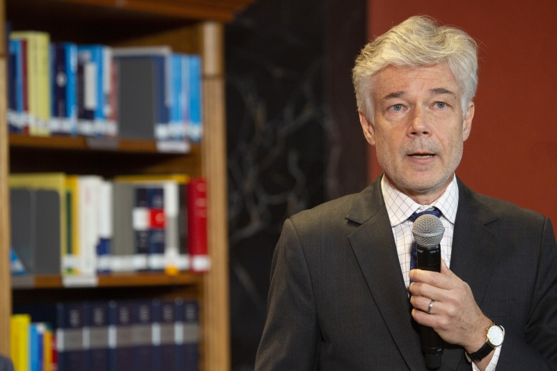 Parlamentsdirektor Harald Dossi eröffnet die Lesung